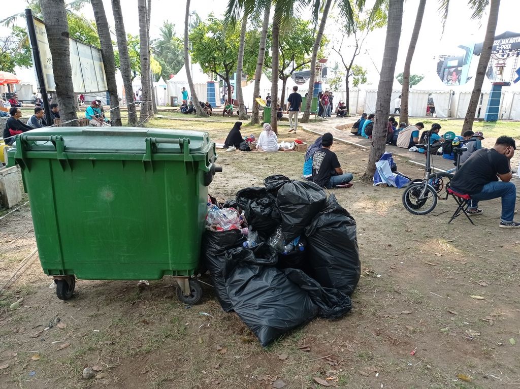 Tumpukan sampah yang telah dipungut seblum diangkut petugas kebersihan di Pantai Festival Ancol, Jakarta Utara, saat perhelatan balapan Formula E Jakarta 2022, Sabtu (4/6/2022).