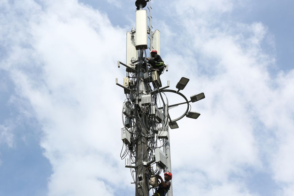 Teknisi meningkatkan daya untuk peningkatan kualitas jaringan pada infrastruktur telekomunikasi <i>base transceiver station</i> (BTS) di kawasan Bendungan Hilir, Jakarta Pusat, Selasa (18/2/2020). 