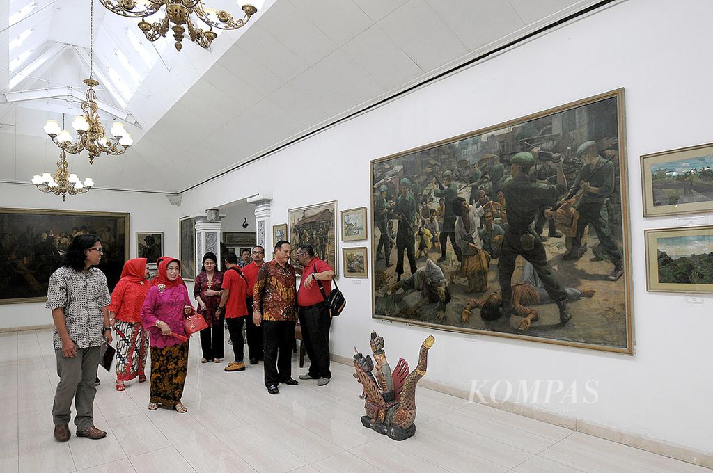 Kurator Mikke Susanto menemani Sujiatmi Notomiharjo, ibunda Presiden Joko Widodo, melihat-lihat koleksi Museum Dullah di Surakarta, Senin (19/9).