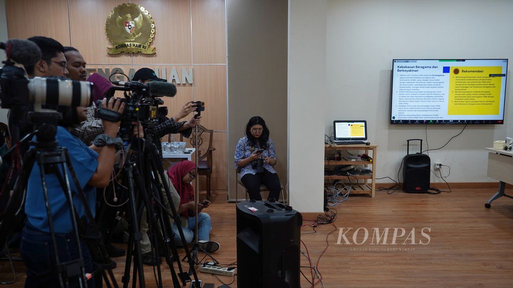 Para jurnalis menyimak saat Komisi Nasional Hak Asasi Manusia (Komnas HAM) menggelar konferensi pers tentang situasi penegakan HAM pada tahun 2023 di Indonesia di Kantor Komnas HAM, Jakarta, Kamis (25/1/2024). 