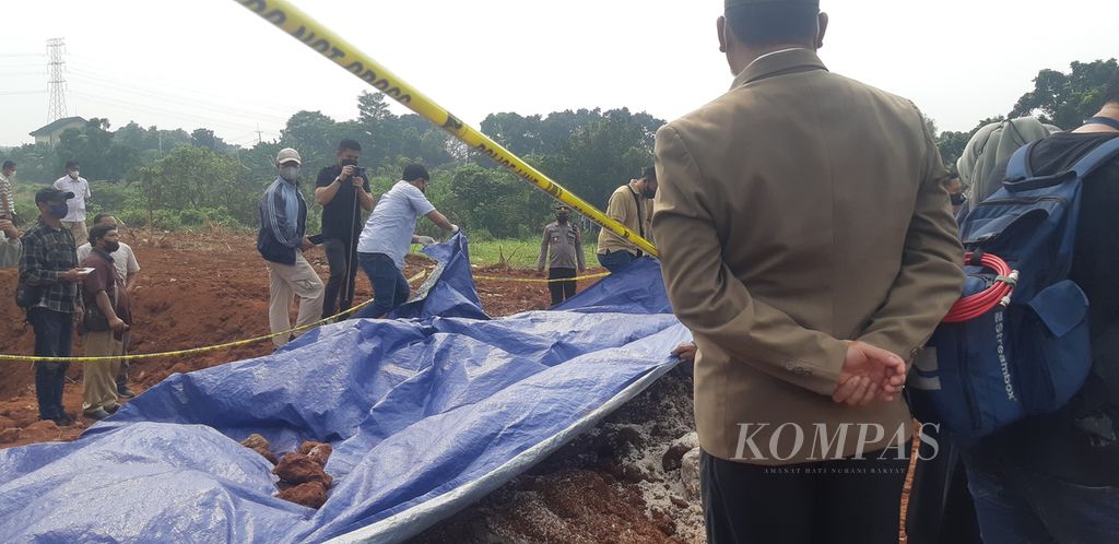 Polisi meninjau lokasi penguburan sembako di Kelurahan Tirtajaya, Kecamatan Sukmajaya, Depok, Jawa Barat, Rabu (3/8/2022).
