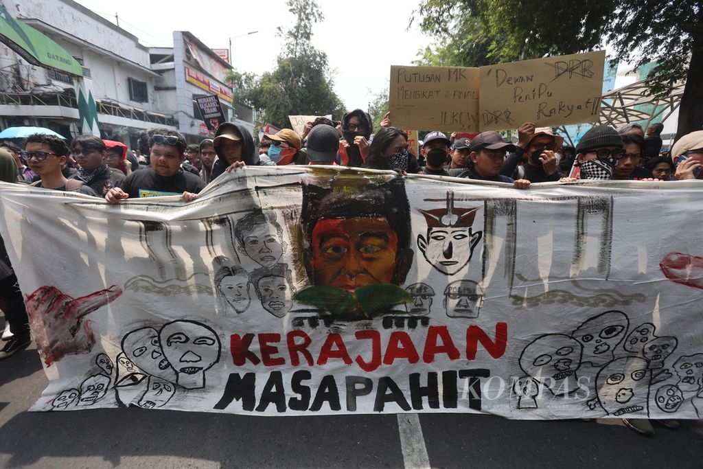 Pengunjuk rasa dari sejumlah elemen menggelar aksi demonstrasi di Jalan Malioboro, Yogyakarta, Kamis (22/8/2024). Peserta aksi itu menuntut DPR untuk menghentikan pembahasan RUU Perubahan atas UU Pilkada yang bertentangan dengan putusan Mahkamah Konstitusi.