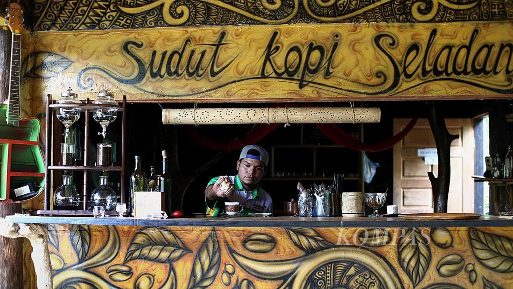 Proses penyajian kopi di Seladang Kafe yang berada di jalan Bireun-Takengon kilometer 86 tepatnya di Desa Jamur Ujung, Kecamatan Wih Pesam, Kabupaten Bener Meriah, Nanggroe Aceh Darussalam.