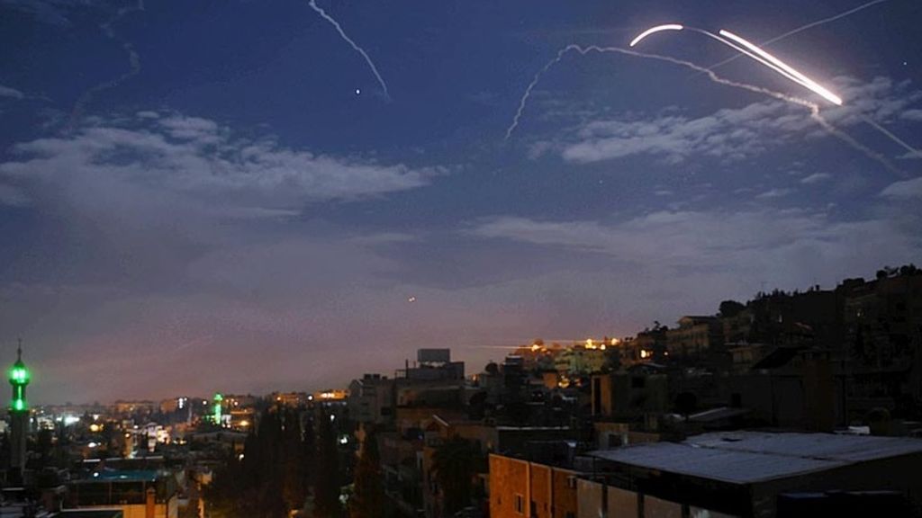 Pertempuran udara di atas sekitar Damaskus, Suriah, Senin (21/1/2019) dini hari, memperlihatkan sistem pertahanan udara Suriah saat menangkis rudal-rudal yang ditembakkan dari jet-jet tempur Israel yang menarget berbagai sasaran Iran di Suriah.