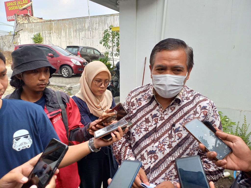 Kepala Perwakilan Ombudsman Republik Indonesia Daerah Istimewa Yogyakarta Budhi Masthuri memberikan keterangan kepada media, Jumat (29/7/2022), di kantornya di Kabupaten Sleman, Daerah Istimewa Yogyakarta.