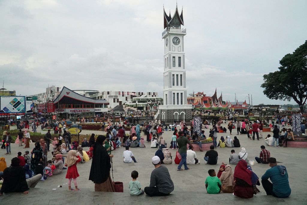 Pengunjung memenuhi kawasan obyek wisata Jam Gadang, Bukittinggi, Sumatera Barat, Senin (1/6/2020) sore.