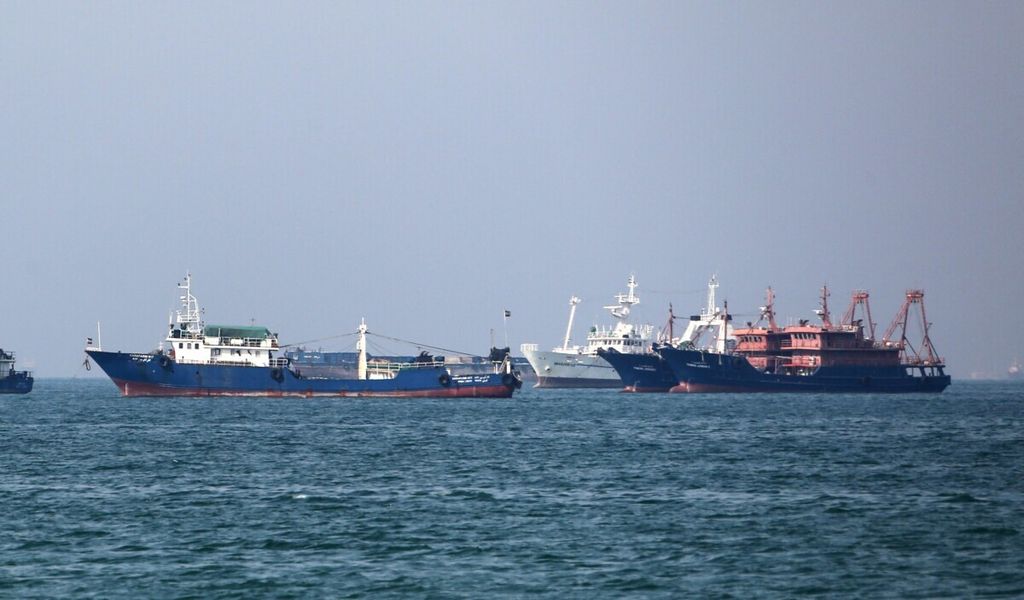 Kapal-kapal kargo berlayar dari kota pelabuhan Bandar Abbas di Iran, 29 April 2019. Pelabuhan ini memiliki letak strategis di Selat Hormuz. 