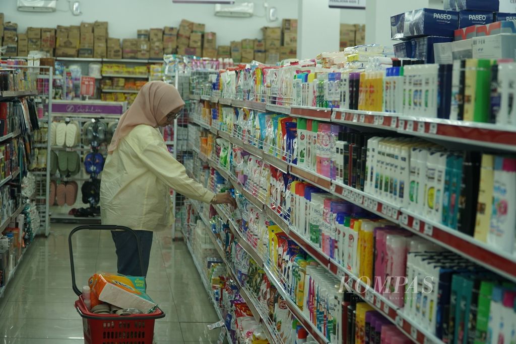 A female buyer is selecting products at Dalas Supermarket, Jalan Andalas, Padang City, West Sumatra (West Sumatra), Saturday (18/3/2023). Dalas Swalayan is one of the modern retail owned by local entrepreneurs which has developed in recent years.