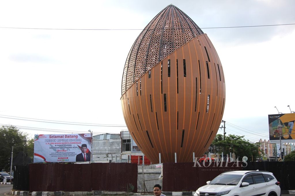 A replica monument of melinjo fruit is located in the middle of Sigli town, Pidie Regency, Aceh.