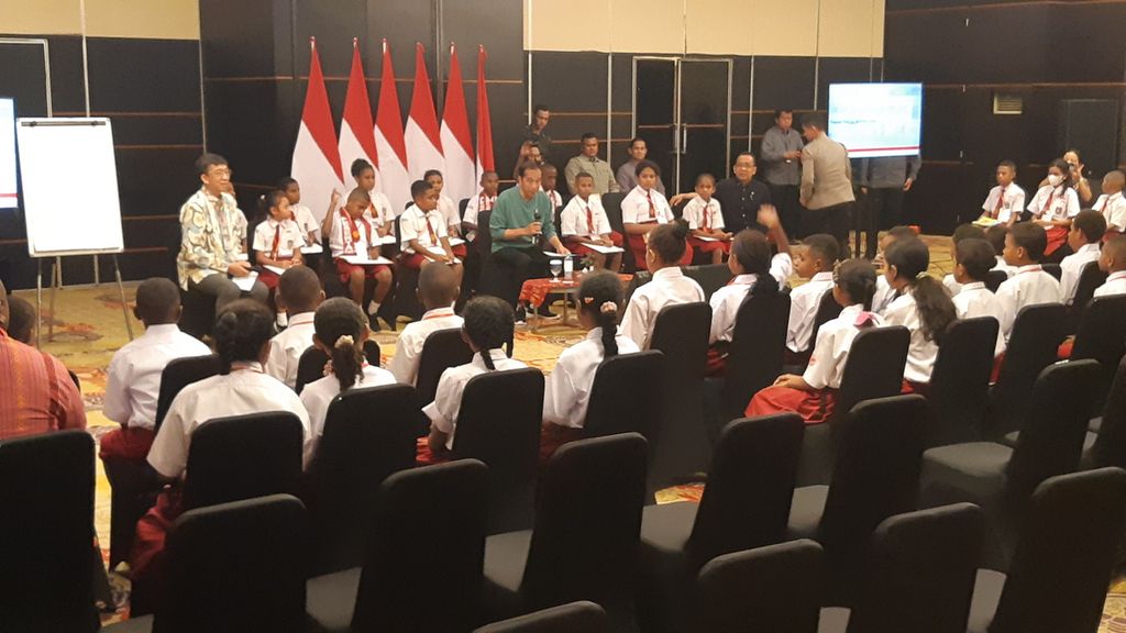 Presiden Joko Widodo bertemu dengan 100 pelajar sekolah dasar di Kota Jayapura, Papua, Jumat (7/7/2023). Dalam pertemuan ini anak-anak menunjukkan kemampuan berhitung cepat di hadapan presiden berkat metode belajar Gasing atau akronim dari gampang, asyik dan menyenangkan.