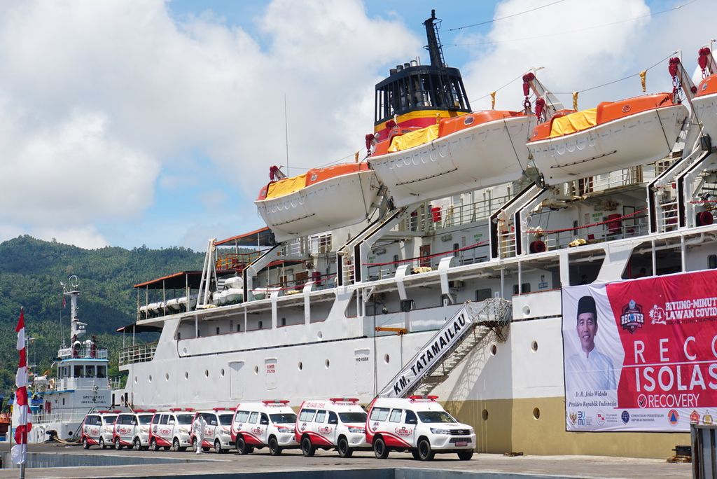 Ambulans dari Kota Bitung dan Minahasa Utara bersiaga untuk menurunkan pasien Covid-19 yang akan diisolasi di KM Tatamailau, Jumat (20/8/2021). Kapal itu bersandar di Terminal Penumpang Pelabuhan Samudera Bitung, Sulawesi Utara, untuk menjadi pusat isolasi bagi pasien Covid-19.