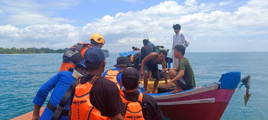 Basarnas Lampung mengevakuasi dua nelayan yang hilang kontak dan terombang-ambing di tengah laut pada Minggu (17/3/2024). 