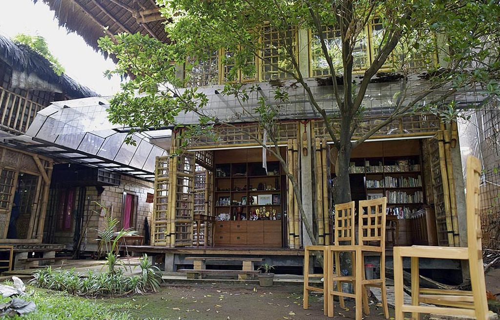 Rumah bambu milik Ahmad Safruddin di tepi Situ Citayam, Pondok Terong, Depok, Jawa Barat, Rabu (16/8).