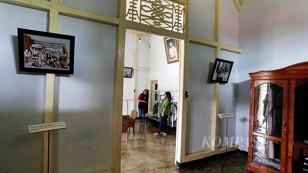 Wisatawan mengunjungi rumah pengasingan Bung Karno di Kota Bengkulu, Jumat (8/12). Saat diasingkan oleh Belanda di Bengkulu, Bung Karno menempati rumah itu selama 1938-1942. Rumah yang masih dalam kondisi terawat ini menjadi obyek wisata sejarah.