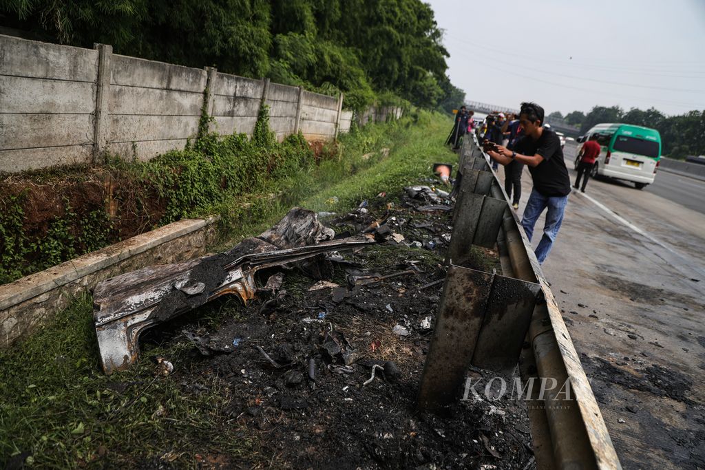Serpihan kendaraan yang terbakar akibat kecelakaan di Jalan Tol Jakarta-Cikampek Kilometer 58, Karawang, Jawa Barat, Senin (8/4/2024)