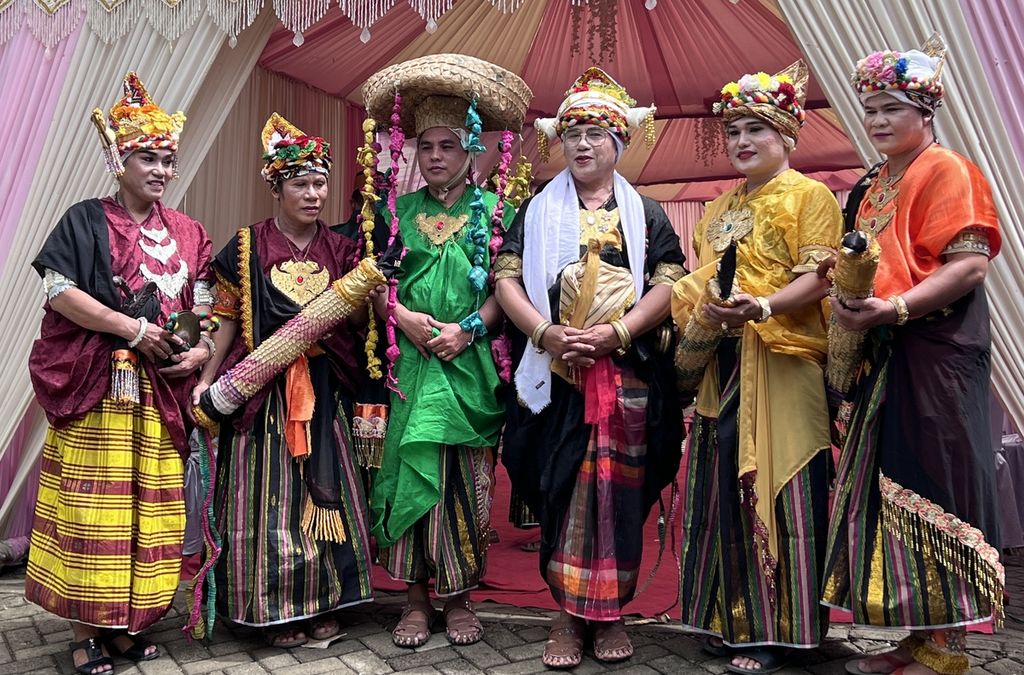 Komunitas bissu bersiap menampilkan tari Sere Bissu Maggiri' di sebuah hajatan pernikahan di Soppeng, Sulawesi Selatan, Minggu (17/7/2022).