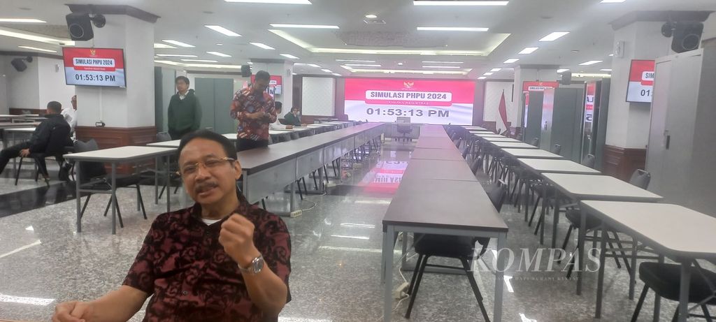 Ketua Mahkamah Konstitusi Suhartoyo tengah berpose di ruangan yang nantinya menjadi tempat para panitera pengganti dan petugas MK meneliti berkas-berkas permohonan beserta alat buktinya.