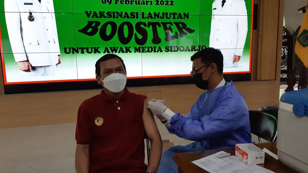Seorang wartawan yang bertugas di Sidoarjo menerima vaksin dosis penguat di Pendopo Kabupaten Sidoarjo, Rabu (8/2/2022).