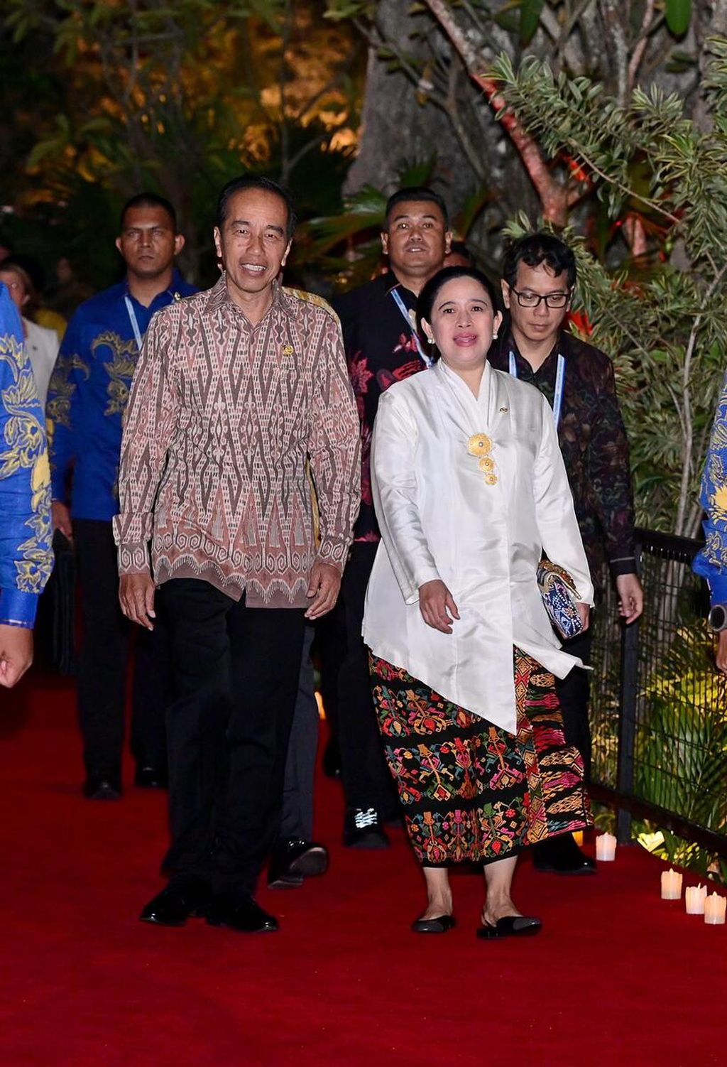 Presiden Joko Widodo berjalan bersama Ketua DPR Puan Maharani pada jamuan santap malam untuk para pemimpin dan delegasi Forum Air Sedunia di Taman Budaya Garuda Wisnu Kencana, Kabupaten Badung, Bali, Minggu (19/5/2024).