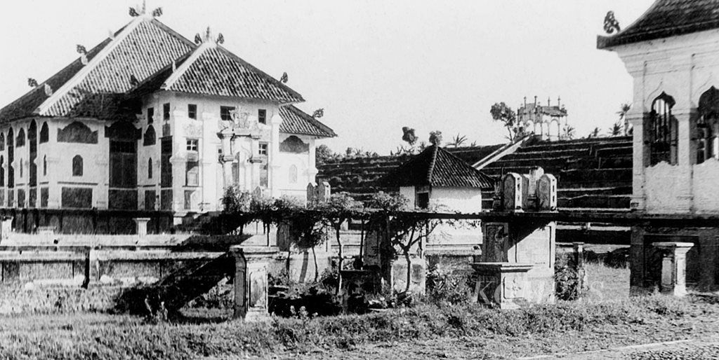Istana Air  Raja Karangasem yang rusak karena bencana alam Gunung Agung pada tahun 1963 mulai diperbaiki untuk menarik kunjungan wisatawan, Minggu (1/7/1973).