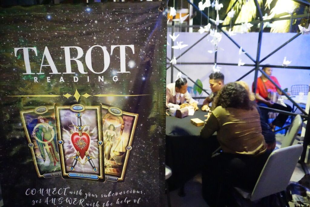 Ruang tarot di Festival Melupakan Mantan 2020. Dalam acara yang diadakan di Yogyakarta itu, Kamis (13/2/2020), banyak pengunjung konsultasi di tempat tersebut.