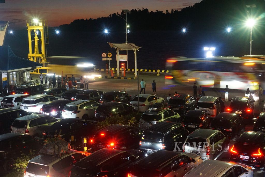 Kendaraan mengantre di Dermaga Eksekutif Pelabuhan Merak, Cilegon, Banten saat kapal menurunkan penumpang dan kendaraan pada Senin (8/4/2024) malam.