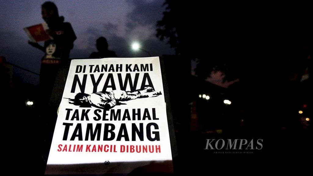 Sejumlah aktivis Kamisan di Bandung menggelar aksi di depan Gedung Sate, Bandung, Jawa Barat, untuk keprihatinan tewasnya Salim Kancil. 