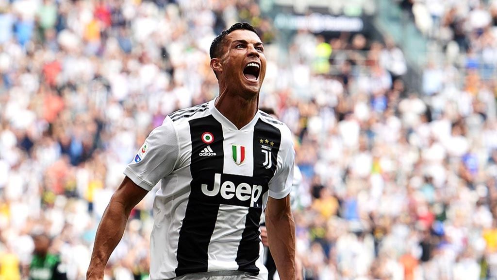 Penyerang Juventus, Cristiano Ronaldo, merayakan gol pertamanya untuk Juventus saat melawan Sassuolo pada laga Serie A di Stadion Juventus, Turin, Italia, Minggu (16/9/2018).