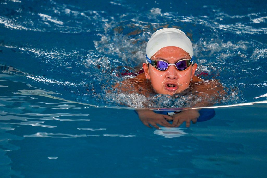 Perenang Angel Gabriella Yus berenang di bawah arahan Pelatih Albert C Sutanto dalam pelatnas PB PRSI di kolam akuatik GBK, Jakarta, Kamis (20/4/2023). Angel menjadi satu dari tiga perenang yang ditargetkan meraih medali di SEA Games Kamboja 2023.