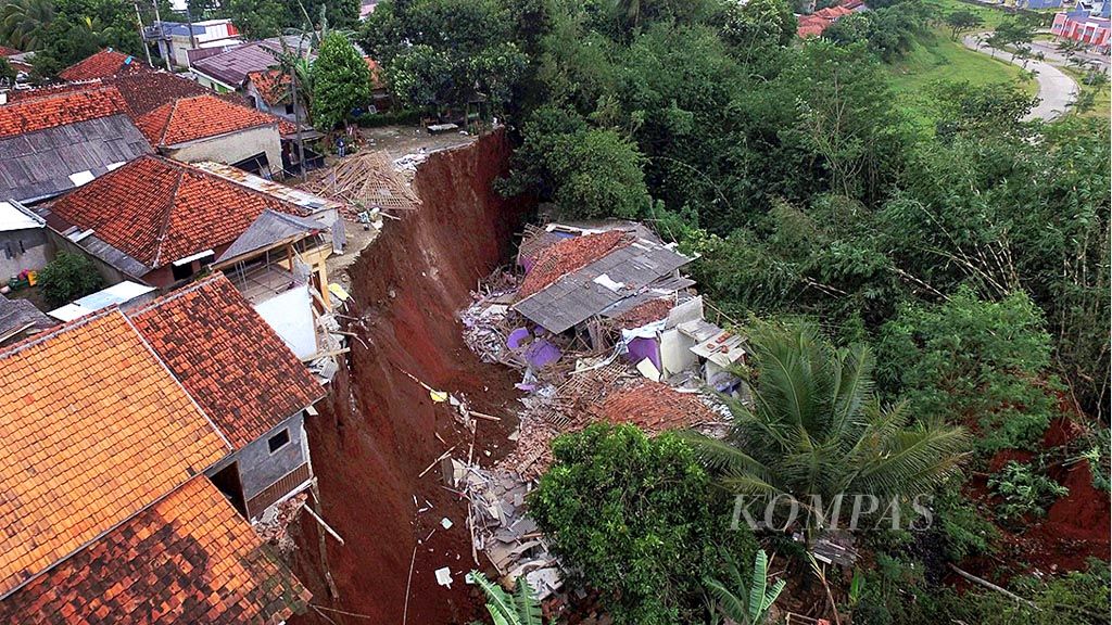 Empat rumah  jatuh ke jurang sedalam 20 meter di Kelurahan Keranggan, Kecamatan Setu, Kota Tangerang Selatan, Banten, Selasa (9/5) malam. Tak ada korban jiwa dalam kejadian itu. Namun, sejumlah warga diungsikan karena dikhawatirkan terjadi  longsor susulan.