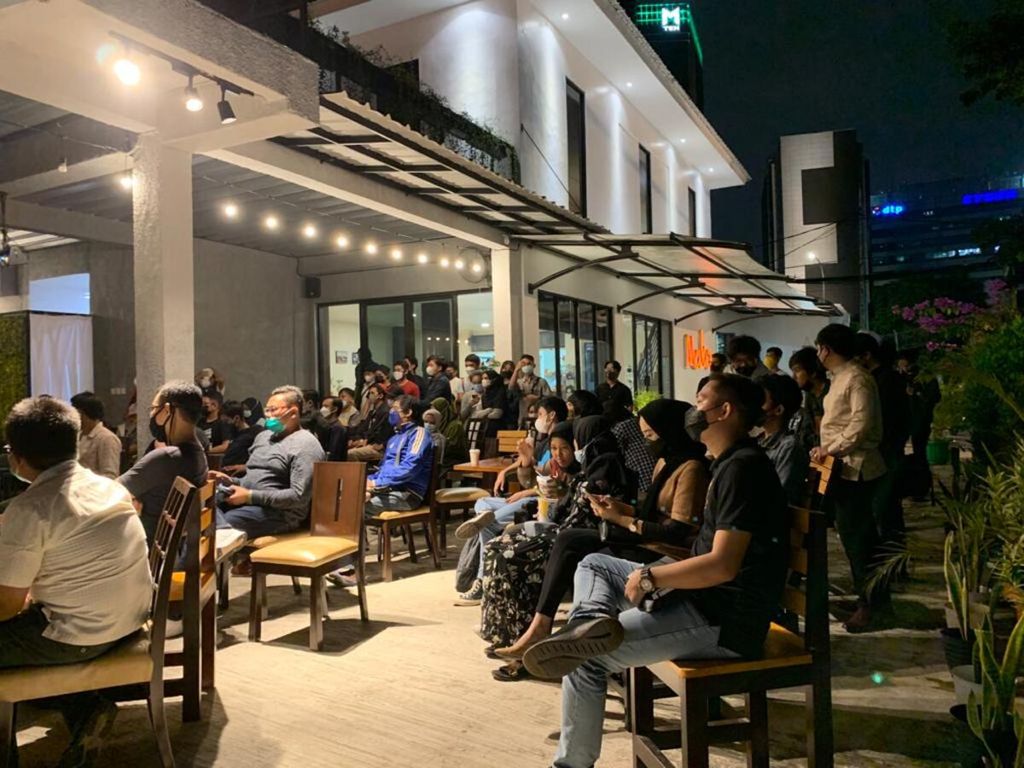 Suasana nonton bareng film dokumenter<i> The Endgame</i> karya Watchdoc di Mako Coffee, Jakarta, Sabtu (5/6/2021) malam.