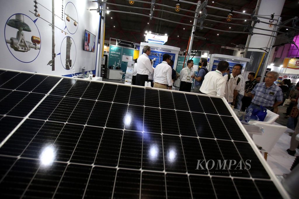 Suasana pameran Energy Week di Jakarta International Expo, Kemayoran, Jakarta, Kamis (29/8/2024). Gelaran yang akan berlangsung hingga Sabtu (31/8/2024) ini diikuti 650 peserta dari 44 negara. Pameran tersebut menghadirkan inovasi terbaru di bidang energi, termasuk energi terbarukan dan berkelanjutan. 