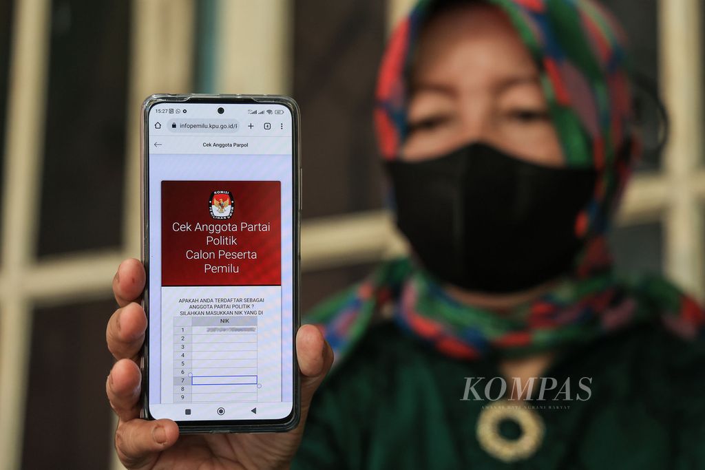 Sri Sunarsih (57) mengecek nomor induk kependudukannya di laman infopemilu.kpu.go.id milik Komisi Pemilihan Umum (KPU) di Jakarta, Kamis (4/8/2022). 