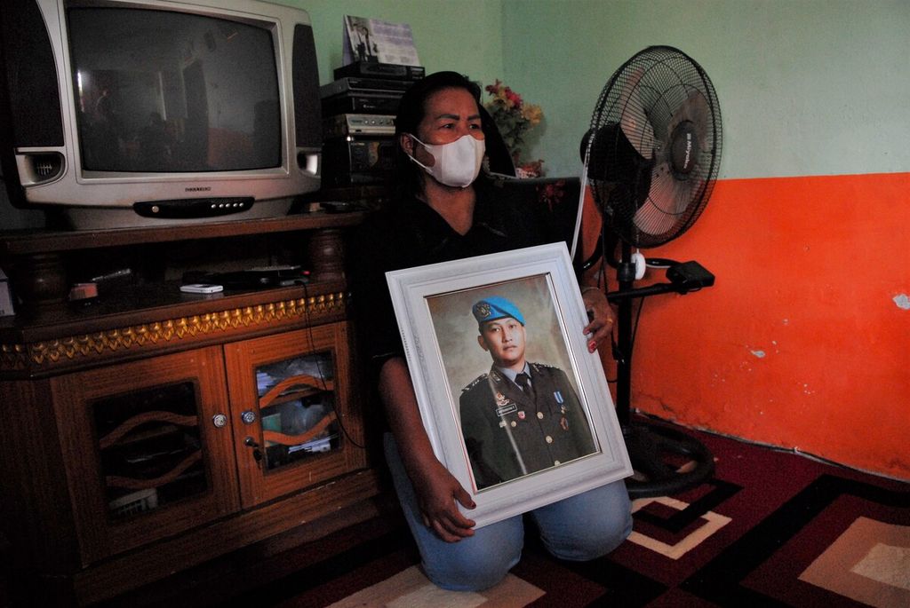 Keluarga memegang foto Brigadir Nofriansyah Yosua, Selasa (12/7/2022), di rumah duka di Muaro Jambi. Nofriansyah tewas di rumah Kepala Divisi Profesi dan Pengamanan Polri Inspektur Jenderal Ferdy Sambo di Jakarta, Jumat (8/7/2022). Keluarga mendesak pengusutan serius di balik peristiwa itu.