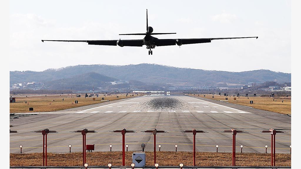 Pesawat mata-mata  U-2 milik Angkatan Udara AS, Senin (4/12),  mendarat di Pangkalan Udara Osan di Pyeongtaek, Korea Selatan. Angkatan Udara AS dan Korea Selatan saat ini menggelar latihan bersama  di atas kawasan Semenanjung Korea.  