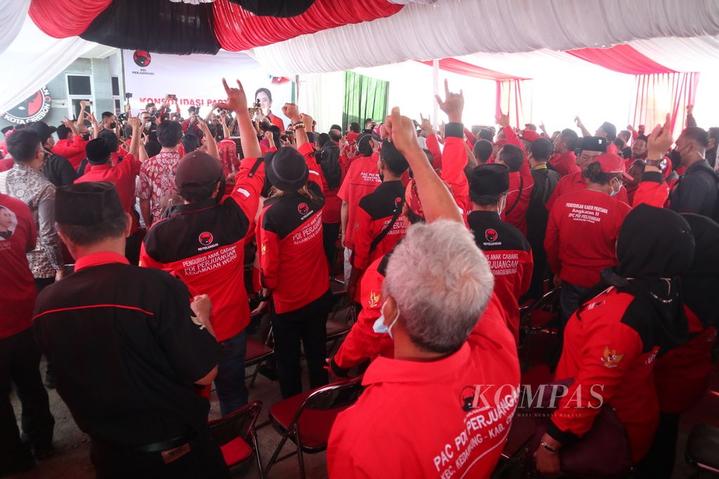 Kader PDI-P menghadiri ”Konsolidasi Partai” di Kota Cirebon, Jawa Barat, Senin (4/7/2022). 