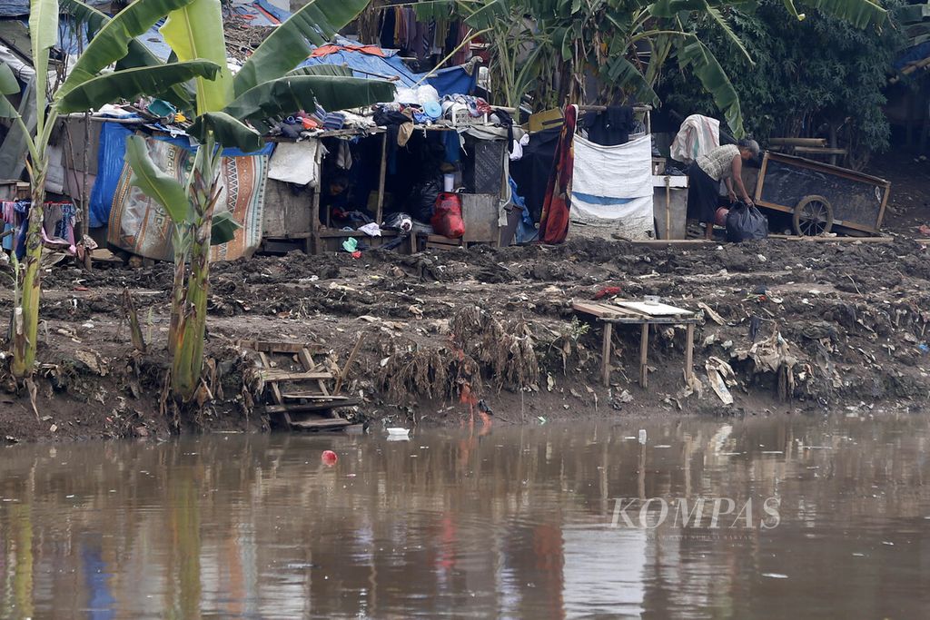 Warga miskin kota beraktivitas di gubuknya yang berada di sempadan Kanal Barat Ciliwung, yang membelah kawasan Tanah Abang, Jakarta Pusat, Minggu (23/10/2022). 