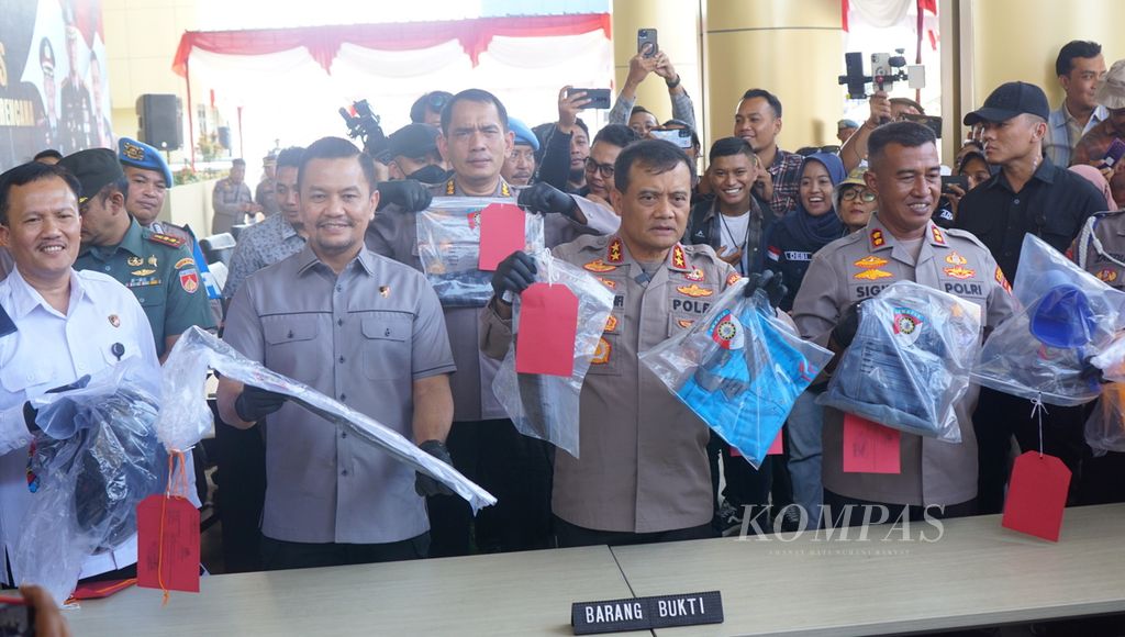 Kepala Polda Jateng Inspektur Jenderal Ahmad Luthfi (kedua dari kanan) menunjukkan barang bukti dari kasus mutilasi, di Polres Sukoharjo, Jawa Tengah, Selasa (30/5/2023). 