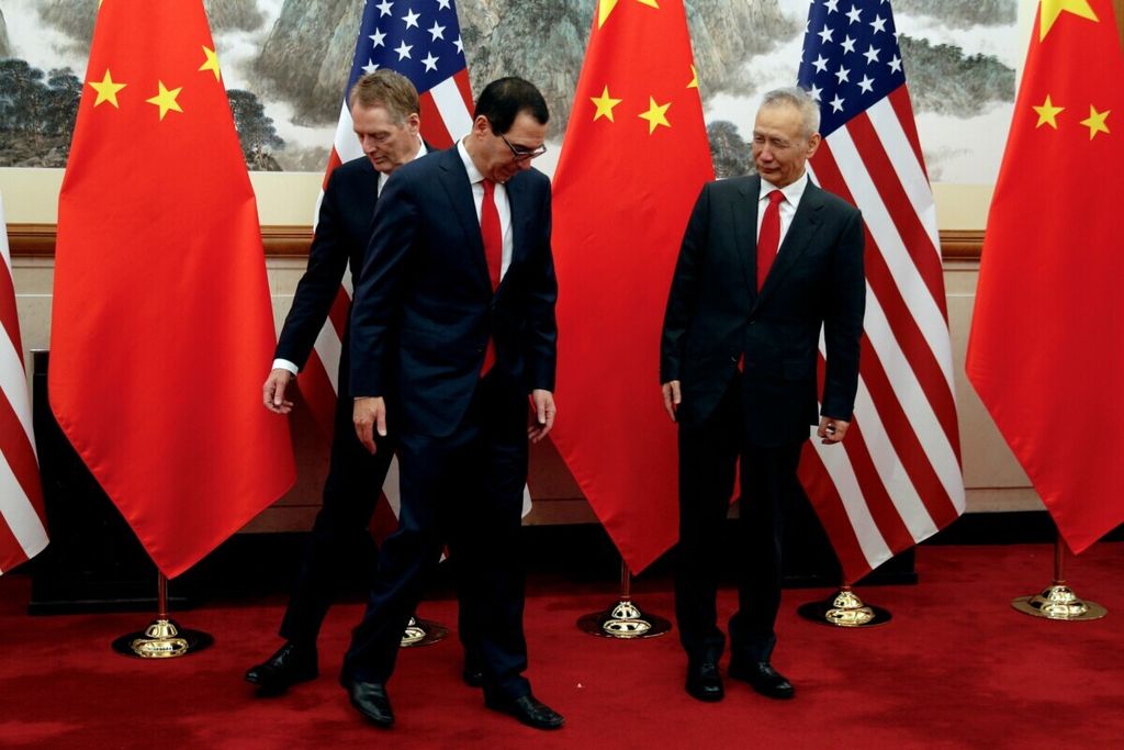 Wakil Perdana Menteri China Liu He (kanan) memandang ke arah Menteri Keuangan AS Steven Mnuchin (tengah) yang bertukar posisi dengan Perwakilan Dagang AS Robert Lighthizer sebelum mereka memulai pertemuan di Wisma Tamu Negara Diaoyutai di Beijing, China, 1 Mei 2019. 