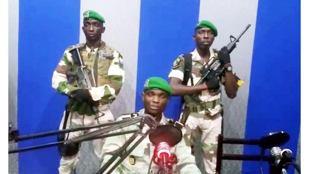 Foto yang diambil dari rekaman video yang diunggah pada Senin (7/1/2019) menunjukkan seorang perwira militer Gabon memberikan pernyataan dari sebuah stasiun radio di Libreville, Gabon.