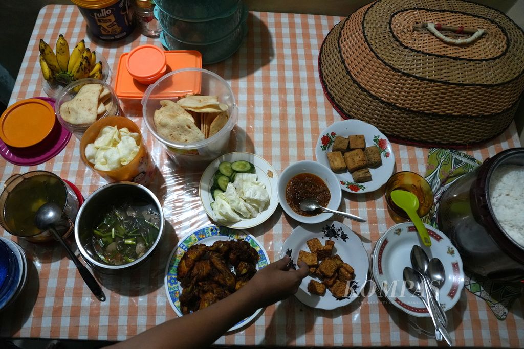 Wisatawan mengambil hidangan makan malam di penginapan rumah warga di Desa Cibuntu, Kecamatan Pasawahan, Kabupaten Kuningan, Jawa Barat, Rabu (1/5/2024). Harga penginapan per malam Rp 200.000. Desa Cibuntu berada di kaki Gunung Ciremai dan berbatasan langsung dengan Taman Nasional Gunung Ciremai.