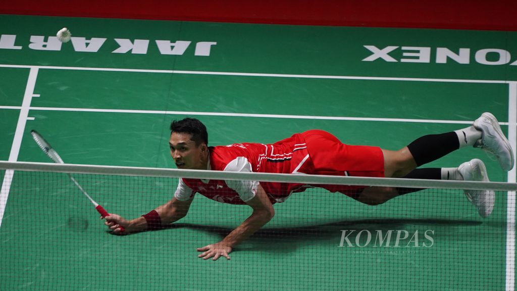 Jonatan Christie menjatuhkan diri untuk mengejar kok saat melawan pemain China, Zhao Junpeng, pada babak pertama Daihatsu Indonesia Masters 2022 di Istora Gelora Bung Karno, Jakarta, Rabu (8/6/2022). 