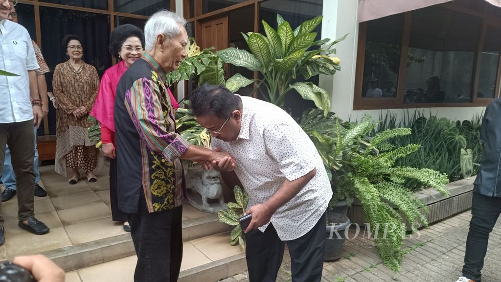 Calon wakil gubernur yang diusung PDI Perjuangan Rano Karno (kanan) bersalaman dengan Guntur Sukarnoputra, putra sulung Presiden pertama RI Soekarno di kediaman Guntur, Kamis (12/9/2024).