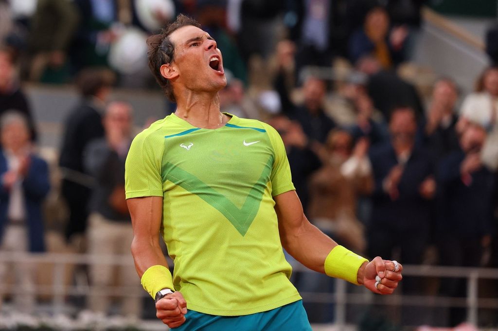 Petenis Spanyol, Rafael Nadal, merayakan kemenangan atas petenis Kanada, Felix Auger-Aliassime, pada laga babak keempat Perancis Terbuka di Lapangan Stadion Philippe-Chatrier, Stadion Roland Garros, Paris, Minggu (29/5/2022). Nadal menang dengan skor 3-6, 6-3, 6-2, 3-6, 6-3. Novak Djokovic akan melawan Rafael Nadal pada pertandingan perempat final Perancis Terbuka 2022, Rabu (1/6/2022) dini hari WIB.