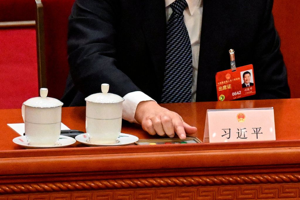 Presiden China Xi Jinping saat memberikan suara pada sesi pleno kelima Kongres Rakyat Nasional (NPC) di Aula Besar Rakyat, Beijing, China, Minggu (12/3/2023). 