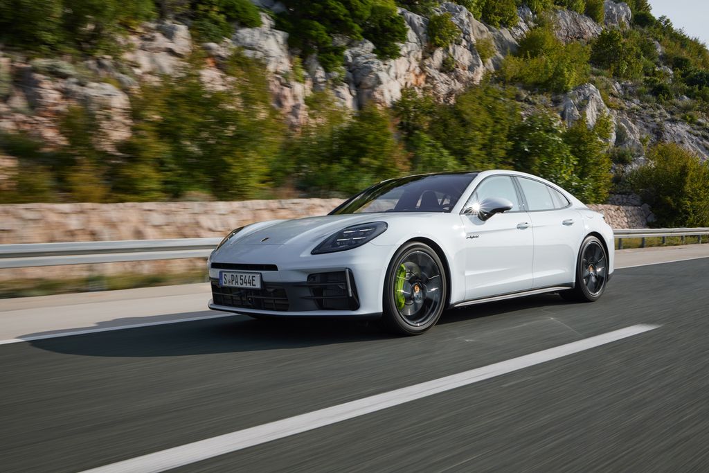 The Porsche Panamera 4S E-Hybrid model is a sports car that combines the power sources of an electric motor and a 2.9-liter gasoline engine.