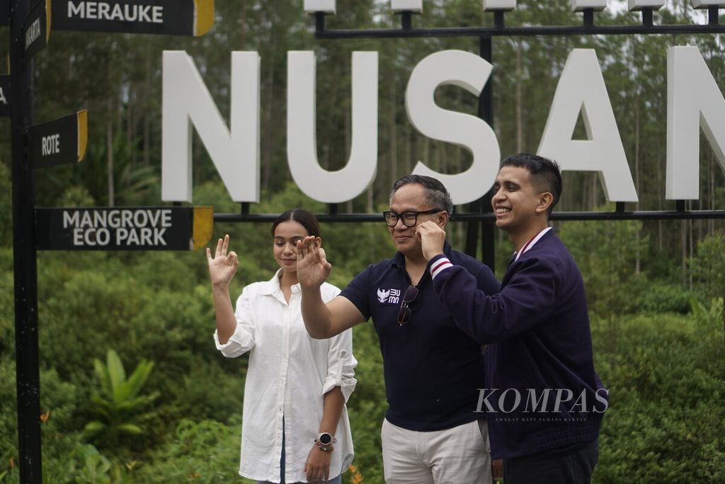 Deputy Minister of State-Owned Enterprises Kartika Wirjoatmodjo (center) poses for a photo at Zero Point in the National Capital, Friday (23/11/2022).