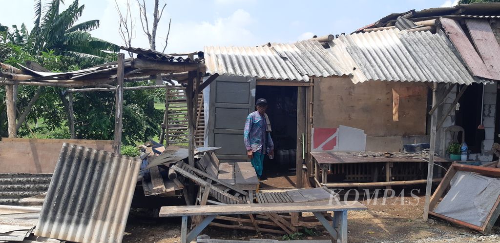 Jaman (68) menunjukkan bagian atap rumahnya yang terdampak puting beliung di Desa Kerticala, Kecamatan Tukdana, Kabupaten Indramayu, Jawa Barat, Kamis (25/1/2024). Bencana itu terjadi pada Rabu (24/1/2024) sore. Data sementara menunjukkan, sekitar 70 rumah rusak di wilayah Tukdana.