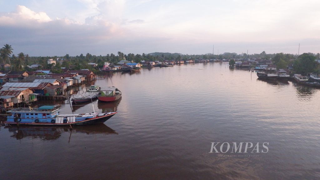 Pemandangan muara Sungai Martapura di sekitar Jembatan Antasan Bromo, Kelurahan Mantuil, Kecamatan Banjarmasin Selatan, Kota Banjarmasin, Kalimantan Selatan, Sabtu (1/5/2021). Di situ, Sungai Martapura bermuara ke Sungai Barito.