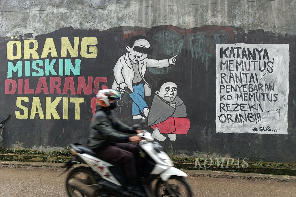 Ekspresi atas mahalnya biaya perawatan kesehatan diungkapkan warga dalam tulisan dan mural pada sebuah tembok bangunan di Cisauk, Kabupaten Tangerang, Banten, Minggu (13/3/2022). 